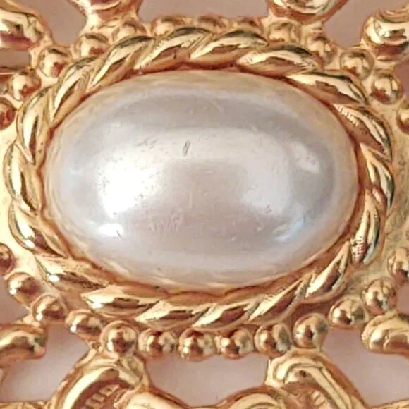 Decorative gold tone and faux pearl brooch - Picture 6 of 6